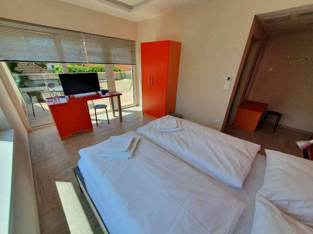 STANDARDZIMMER FÜR 2 PERSONEN MIT POOLBLICK